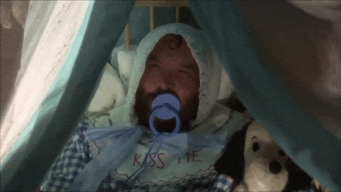 Bud Spencer GIF Divertente nella Culla Scena Tratta dal Film Pari e Dispari con Terence Hill