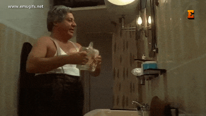 Oroscopone Fantozzi va in Bagno a Prepararsi e Farsi Bello per il Proibito in Televisione Reazione Divertente per Gruppi Facebook e WhatsApp